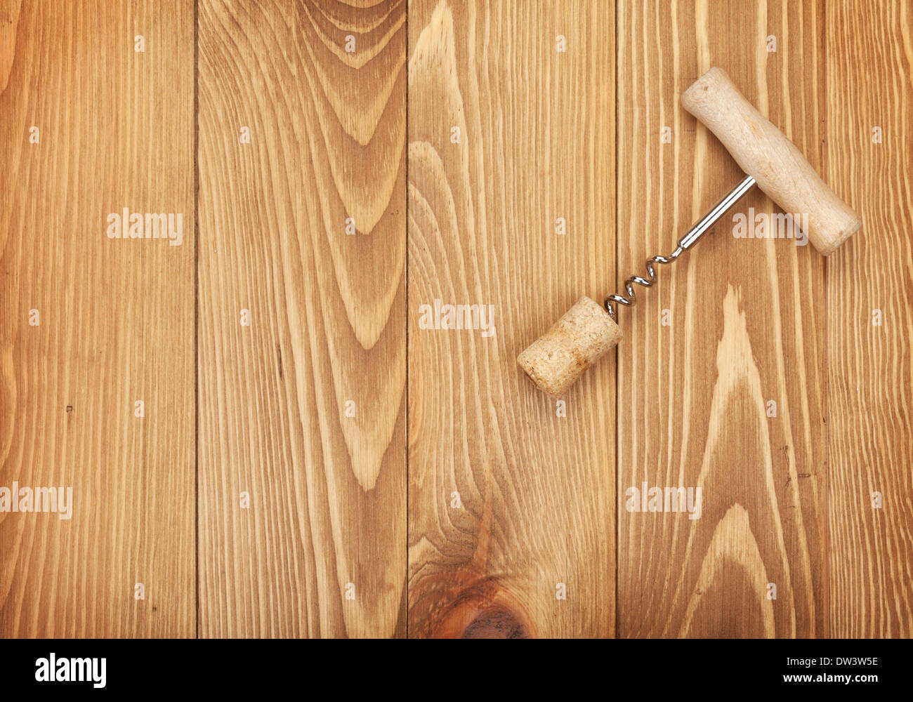 Korkenzieher und Weinkorken auf Holztisch Hintergrund mit Textfreiraum Stockfoto