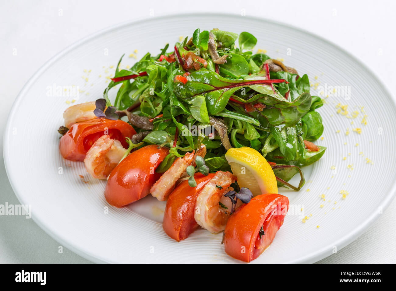 Gegrillte Garnelen und Tomaten gemischter Blatt Salat mit Sardellen Stockfoto