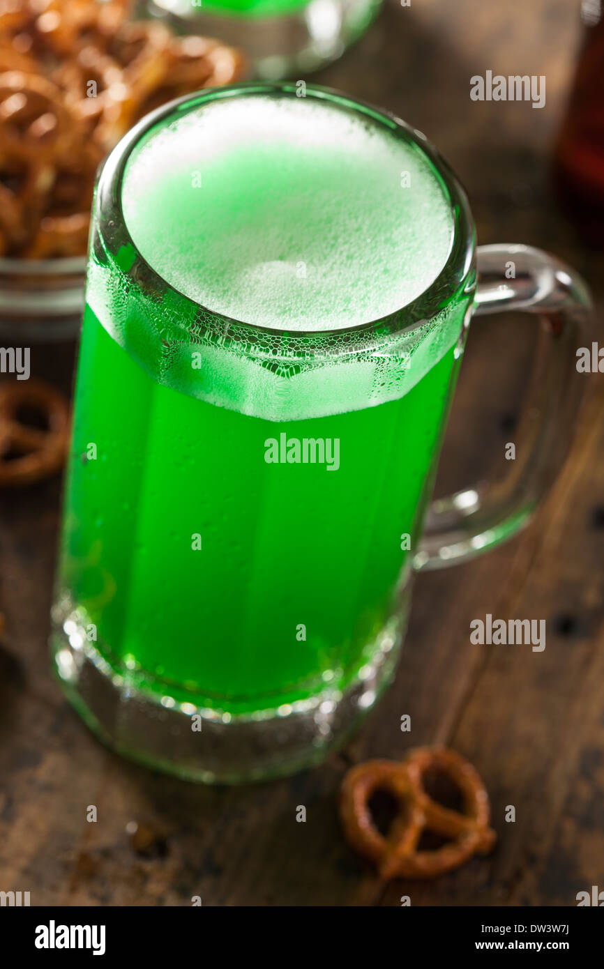 Jungbier in einem Becher für St. Patricks Day Feier Stockfoto