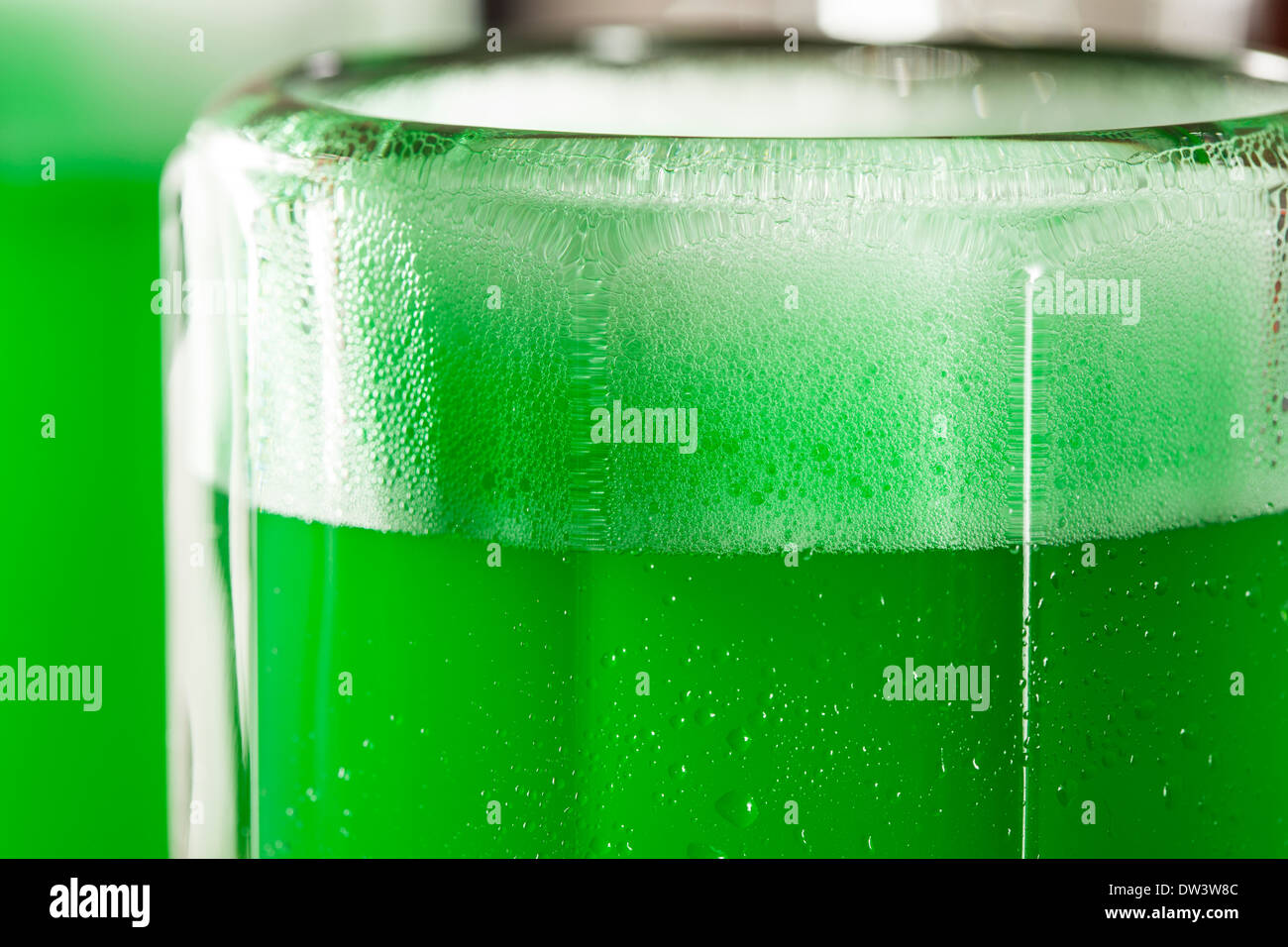 Jungbier in einem Becher für St. Patricks Day Feier Stockfoto