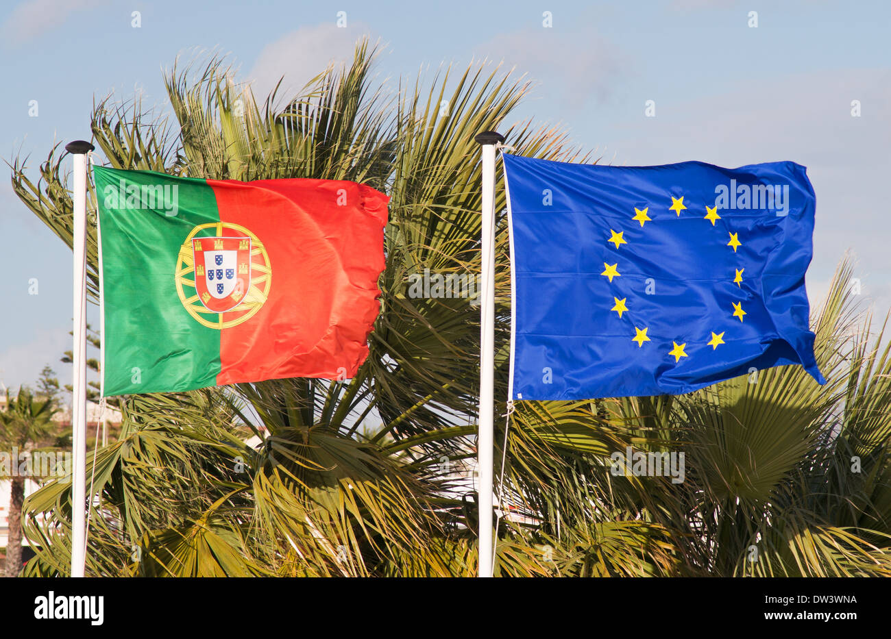 Fahnen oder Portugal und die EWG zusammen fliegen Stockfoto