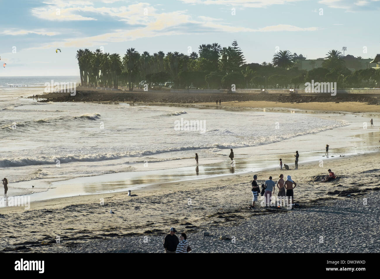 USA, Kalifornien, Ventura, Strand und Surfen Stockfoto