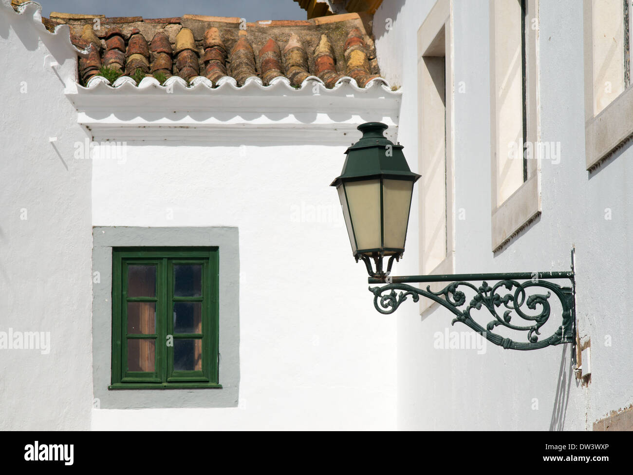 Alte Stadt Faro Architekturdetail, Fenster Straßenlaterne, Algarve, Portugal, Europa Stockfoto