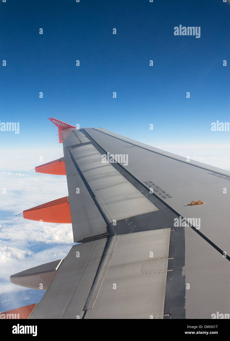 Der Flügel einer Easyjet Flugzeug im Flug über den Wolken gesehen Stockfoto