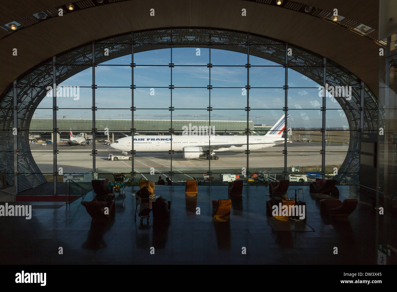 Air France Boeing 777-300 ER, Rollen vor Terminal 2E, Frankreich. Terminal, entworfen von Paul Andreu, Stockfoto