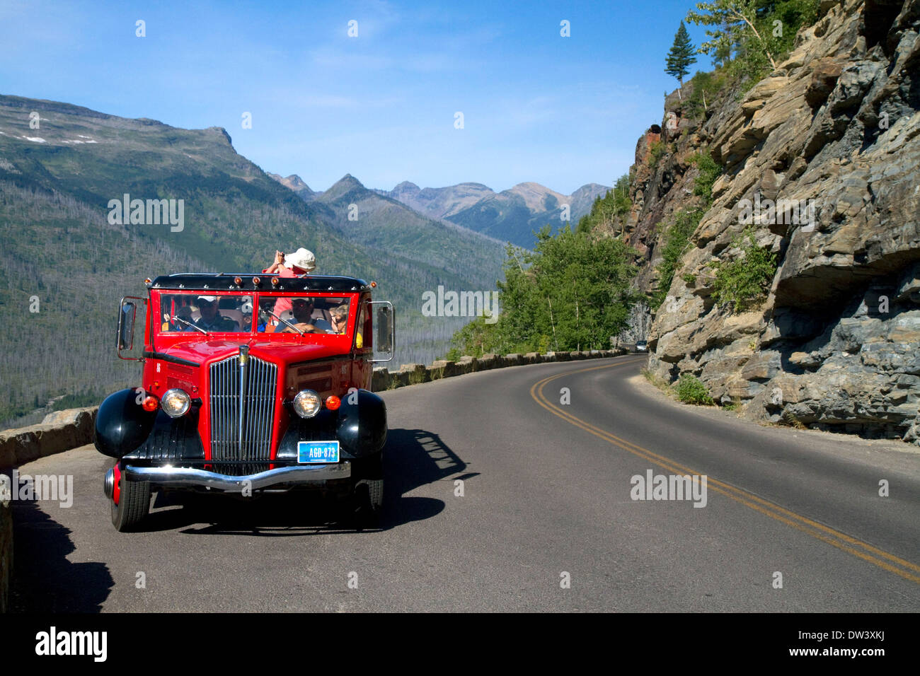 Red Jammer Bus auf der Going-to-the-Sun Road im Glacier National Park, Montana, USA. Stockfoto