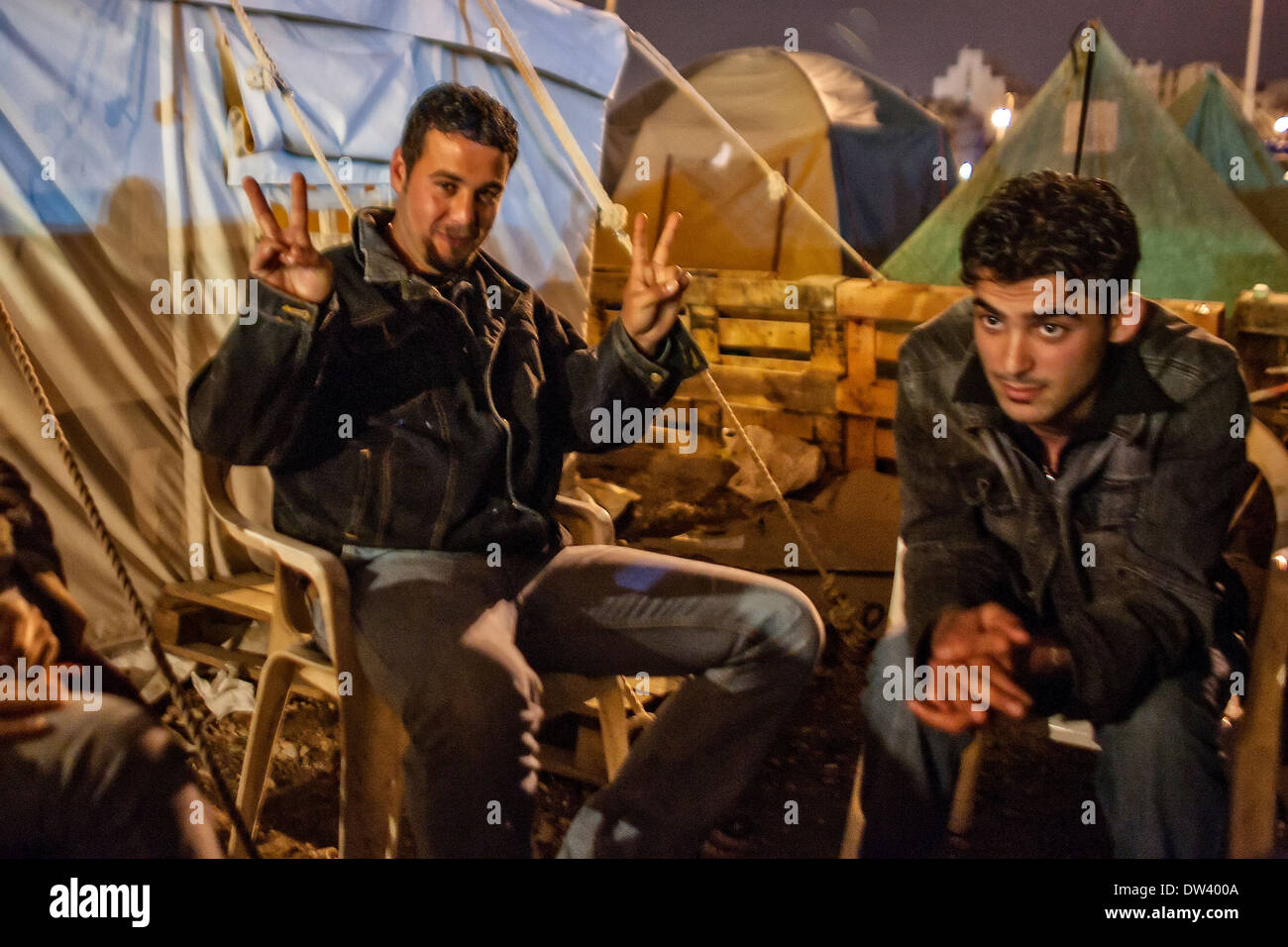 Junge Demonstranten versammeln sich durch einen Brand in der Zeltstadt am Märtyrer Platz, Beirut, Libanon, während die Zeder-Revolution gegründet. Stockfoto