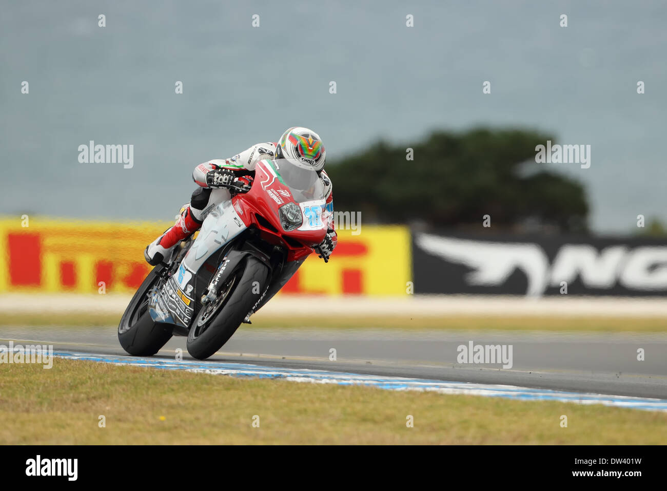 MV Agusta Fahrer Jules Cluzel verlässt die Sibirien-Ecke auf Phillip Island während des freien Trainings. Stockfoto