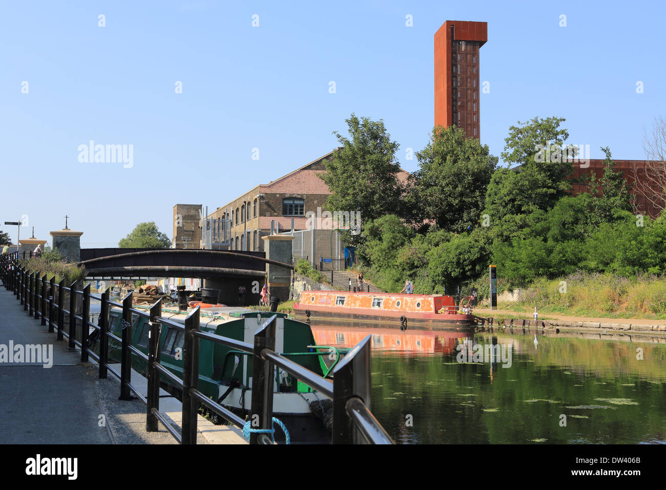 Lee Flussschifffahrt durch weiße Pfosten Lane, im trendigen, regeneriert Hackney Wick, in East London, UK Stockfoto