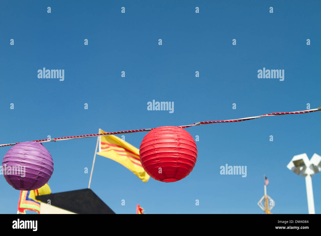 Vietnamesische chinesische Laternen hängen außerhalb Marktstände in einem vietnamesischen Neujahrsfest (Tet Festival) Stockfoto