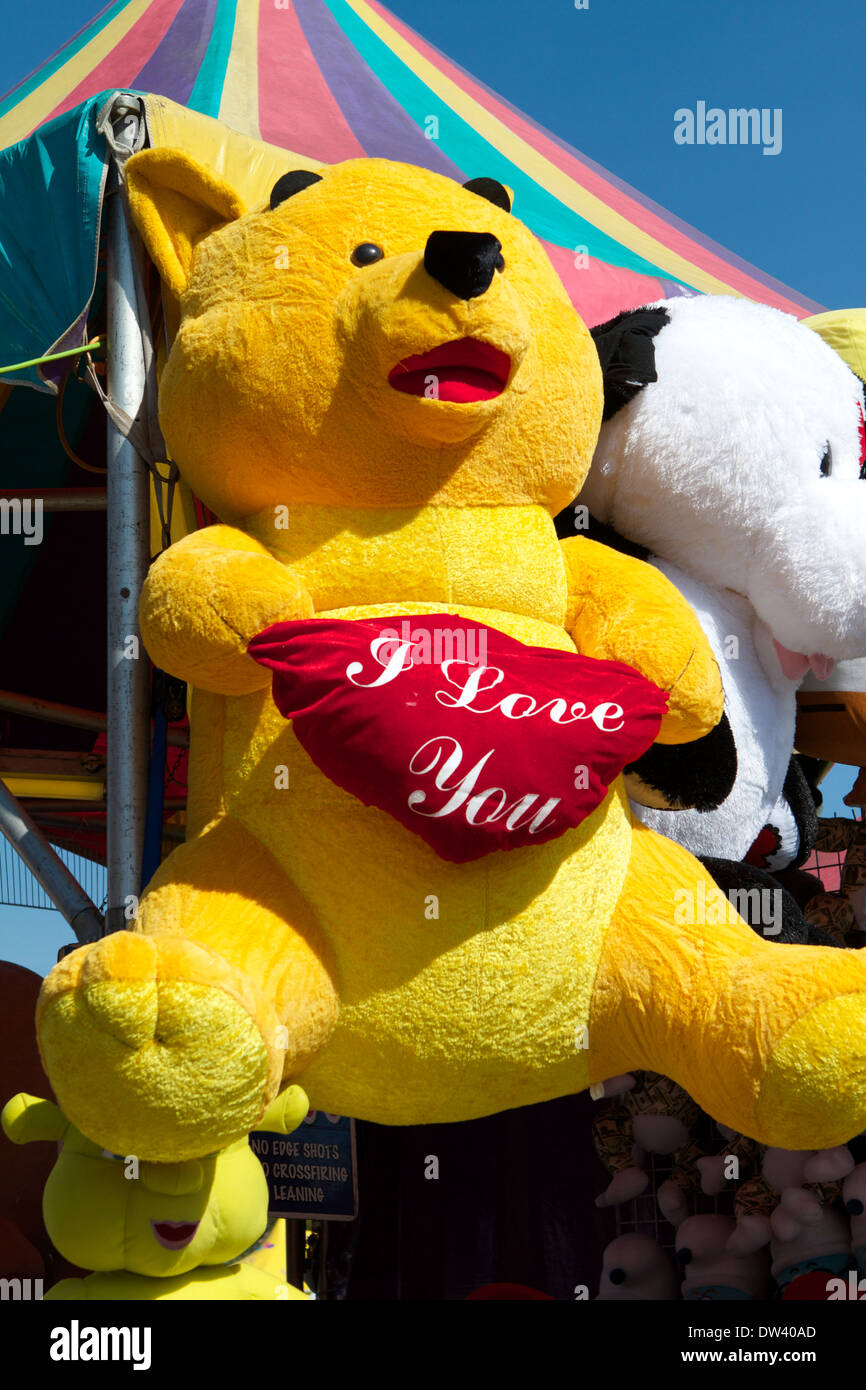 Große kuschelige gelb, ich liebe dich Teddy Bär Preis an einen Jahrmarkt Stockfoto