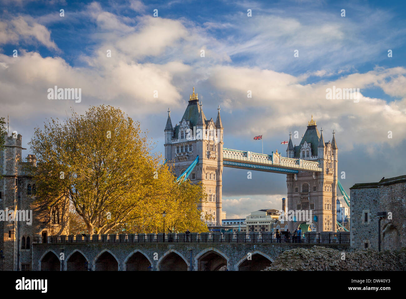 Blick auf die Tower Bridge aus in den Tower of London, London, England, UK Stockfoto