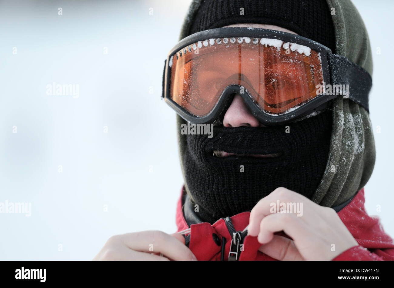 Porträt der Snowboarder in Brillen und Maske Stockfoto