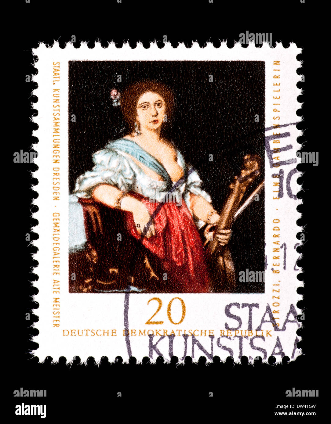 Briefmarke aus Ostdeutschland (DDR) zeigt das Gemälde "Frau Viola da Gamba-Spieler" von Bernado Strozzi. Stockfoto