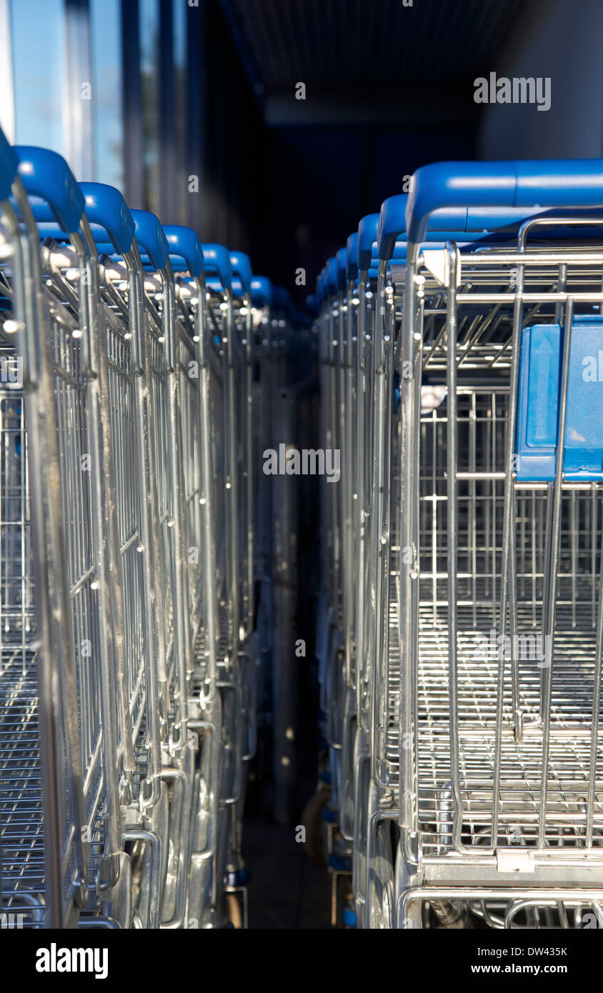 Zwei Linien der Einkaufswagen außerhalb neben einem Supermarkt Stockfoto