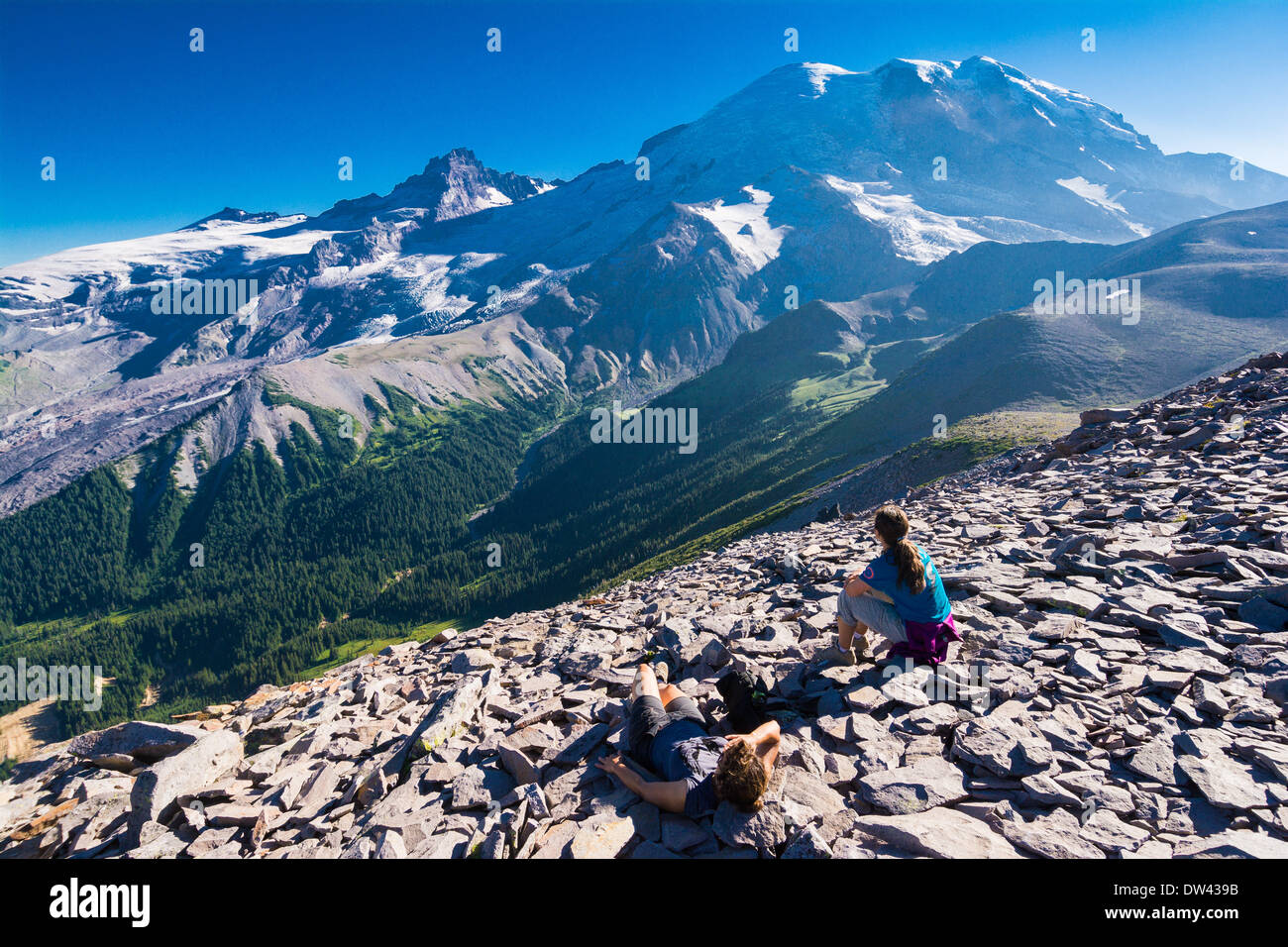 Wandern auf Burroughs Bergweg im Abschnitt 'Sunrise' Mt. Rainier-Nationalpark, Washington, USA Stockfoto