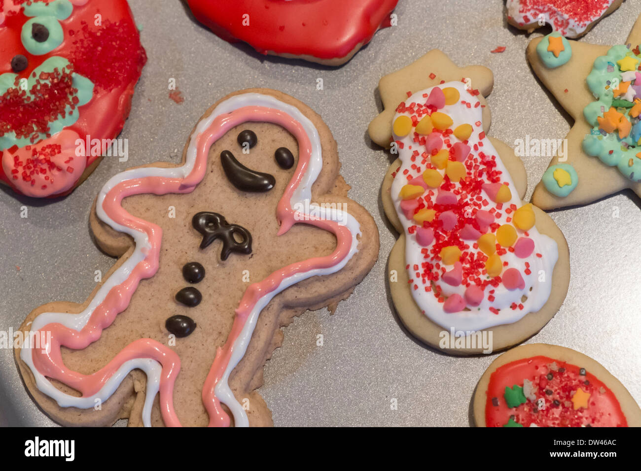 Weihnachtsplätzchen mit Zuckerguss und Süßigkeiten dekoriert Stockfoto