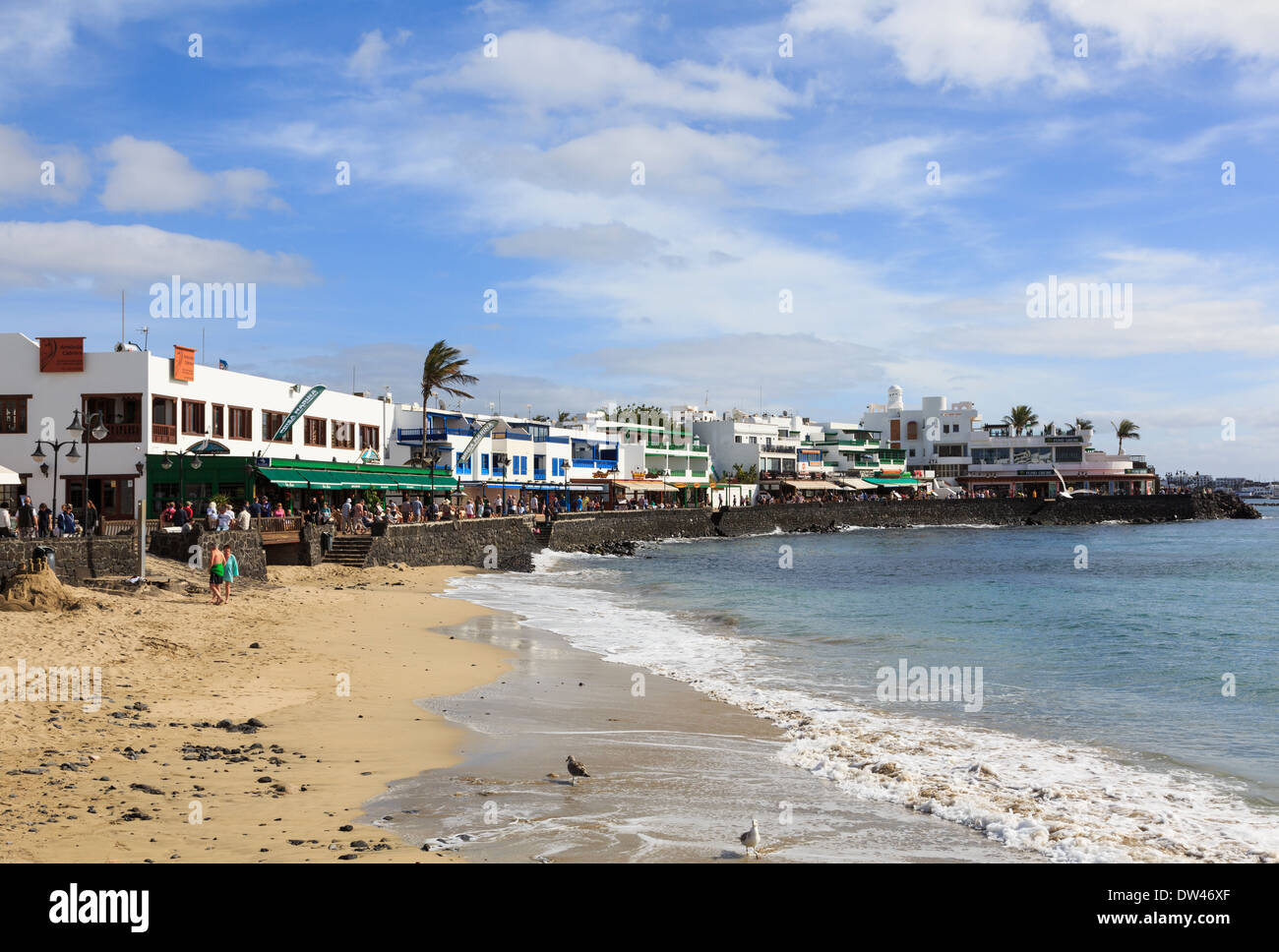 Kleiner Sandstrand und Meer promenade mit Restaurants in Playa Blanca, Lanzarote, Kanarische Inseln, Spanien Stockfoto
