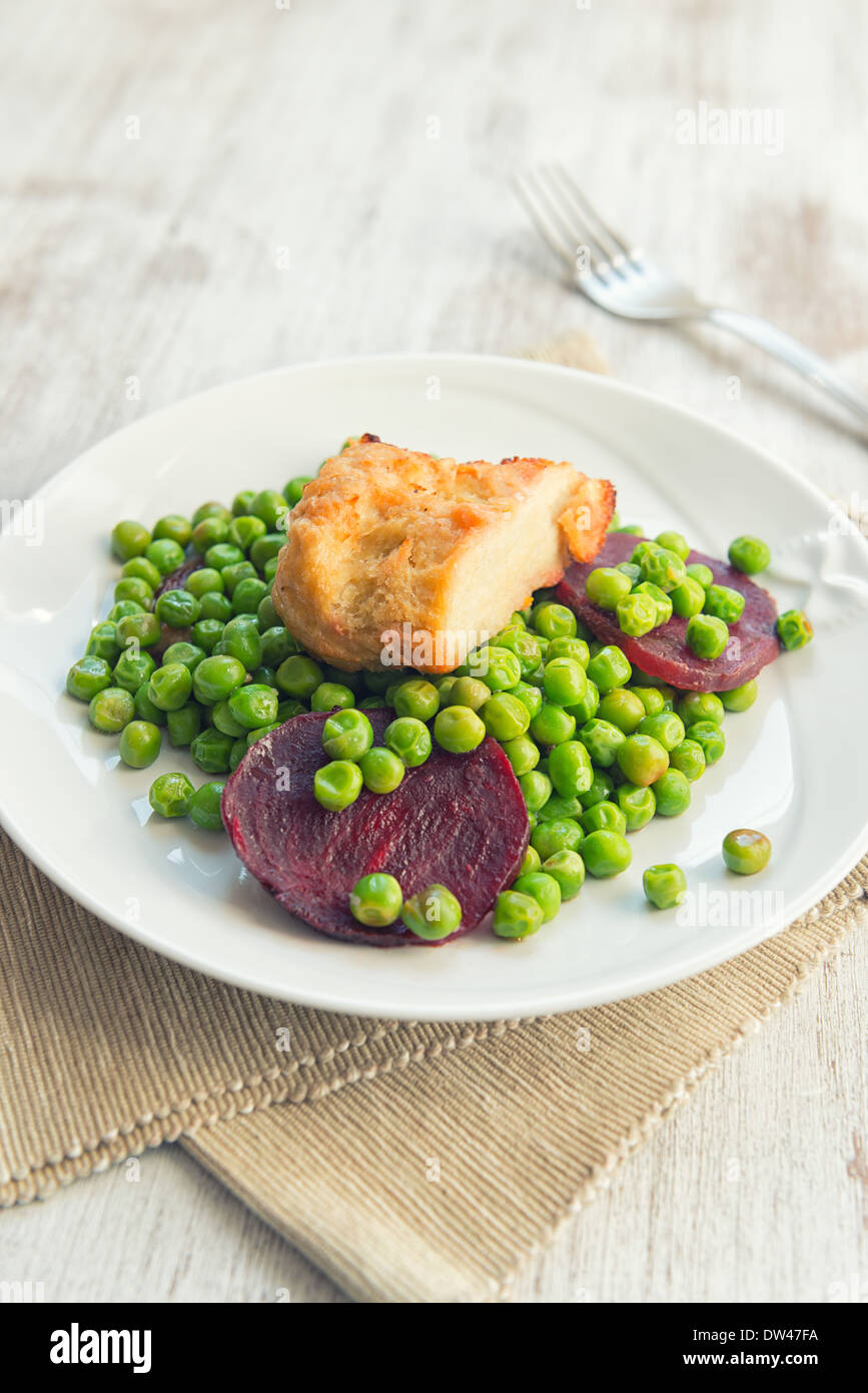 Seitan mit Erbsen und rote Beete für veganes Essen Stockfoto