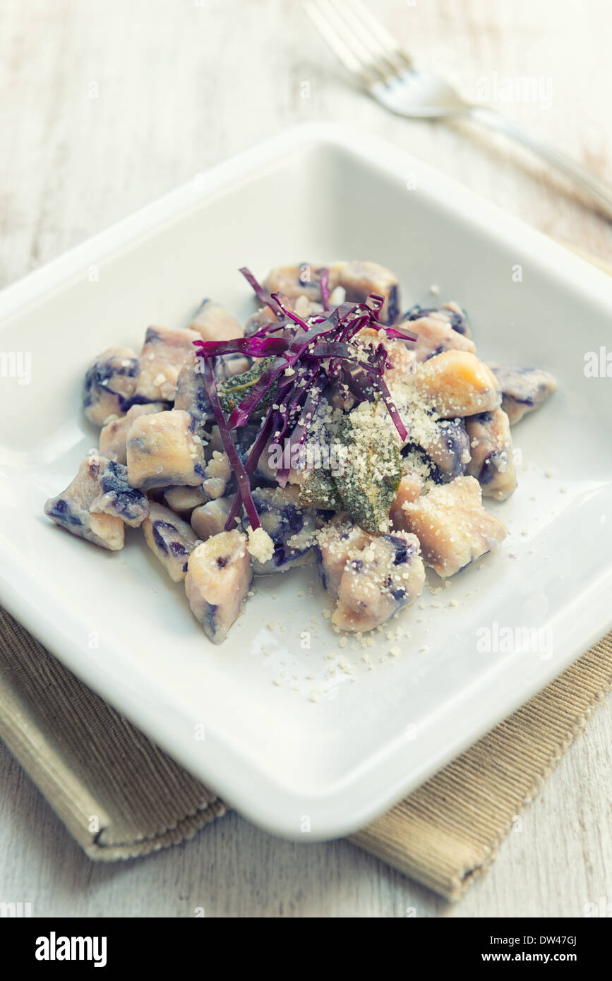 Gnocchi auf den Rotkohl für vegane Mahlzeit Stockfoto