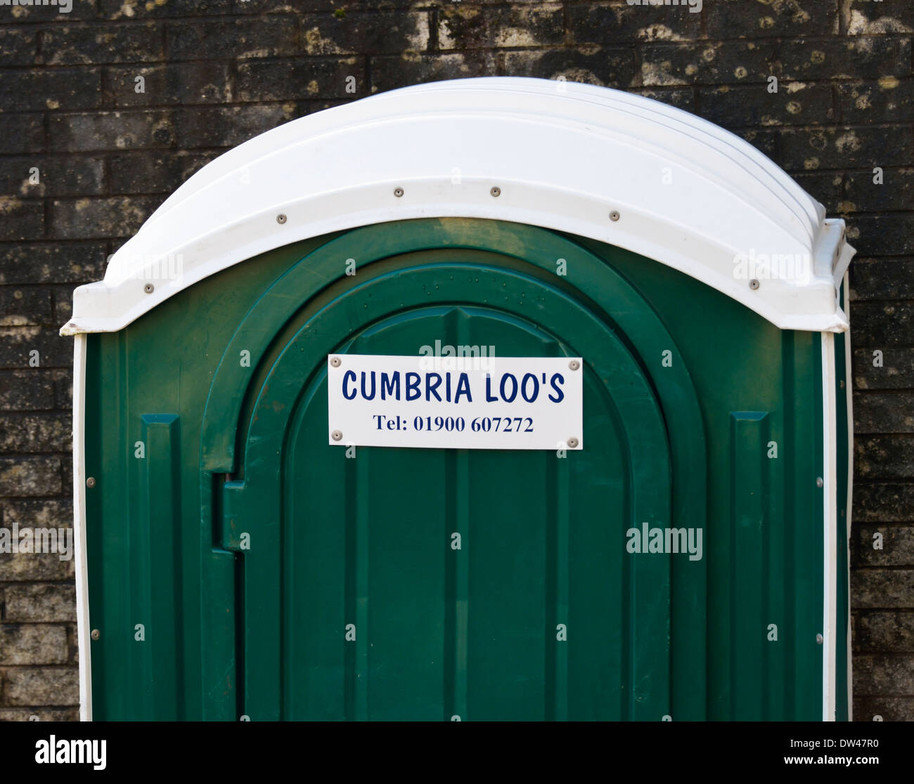 "CUMBRIA LOO". Geschrieben von Miss Bekanntmachung über tragbare Toilette. Stockfoto