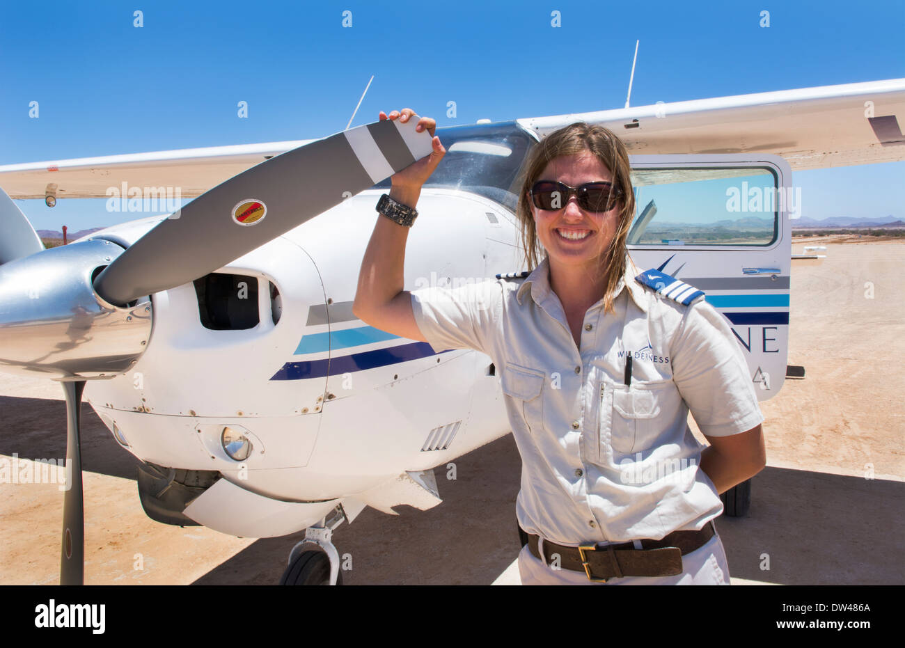 Namibia Namib Wüste Frau pilot Portrait beim Tanken Flugzeug in die Hartmann berge marienflub Sand entfernten Landeplatz mit Arbeitern manuell Pumpen Kraftstoff Gas Stockfoto