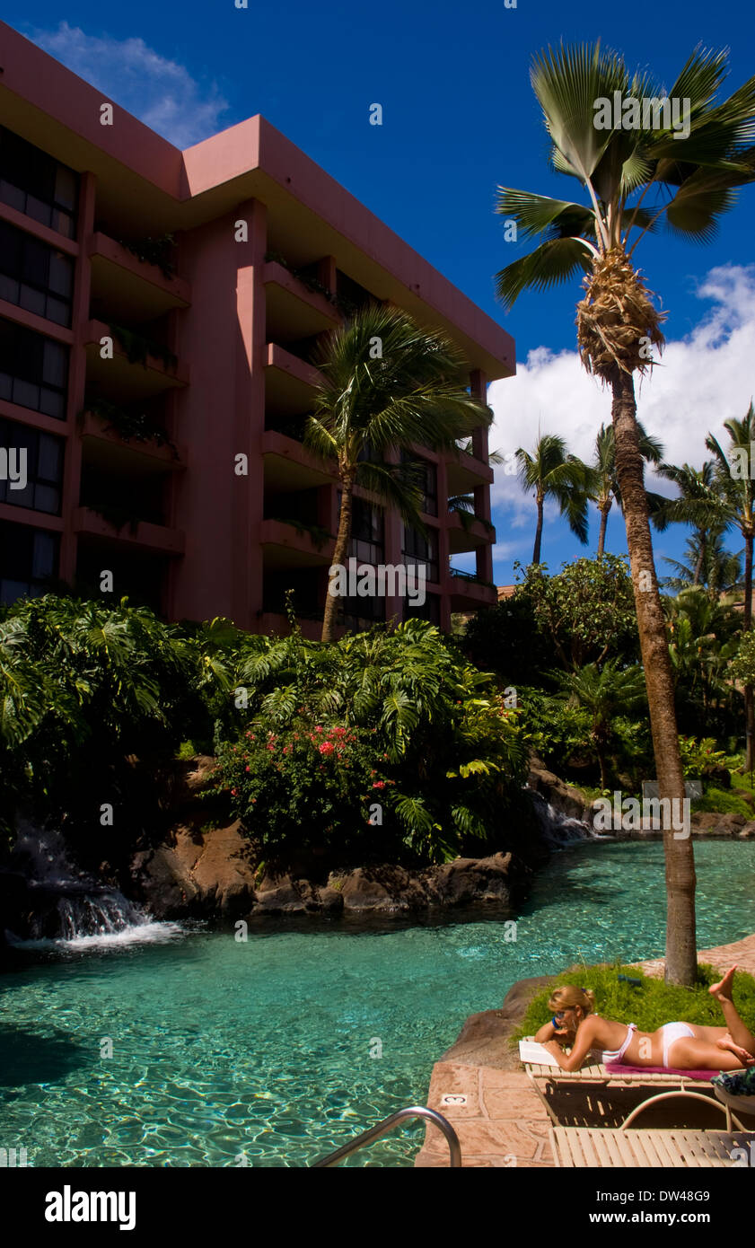 Frau, entspannend am Pool von Felsen und Wasserfälle im exklusiven Kahana fällt Resort auf Maui Hawaii Stockfoto