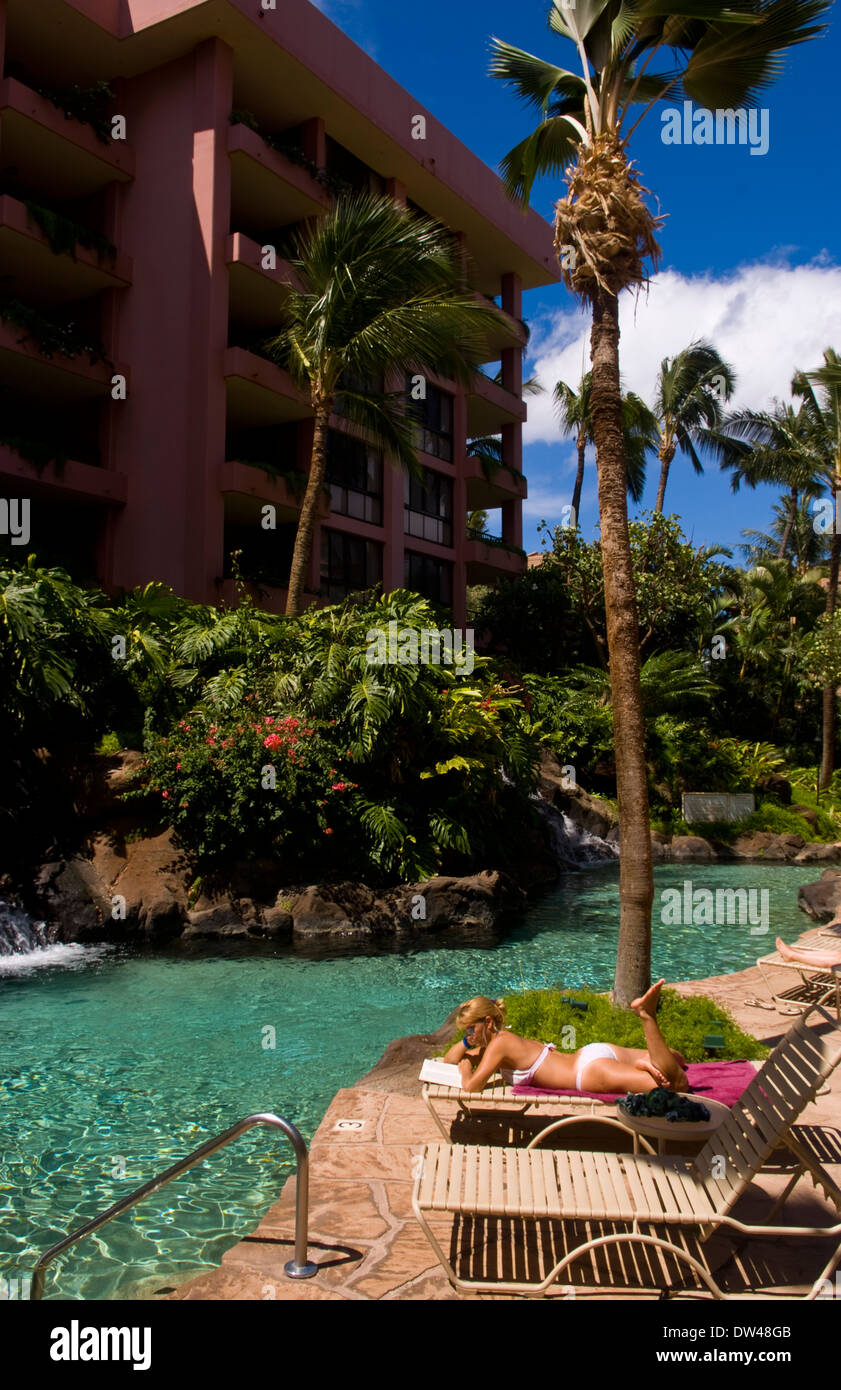 Frau, entspannend am Pool von Felsen und Wasserfälle im exklusiven Kahana fällt Resort auf Maui Hawaii Stockfoto