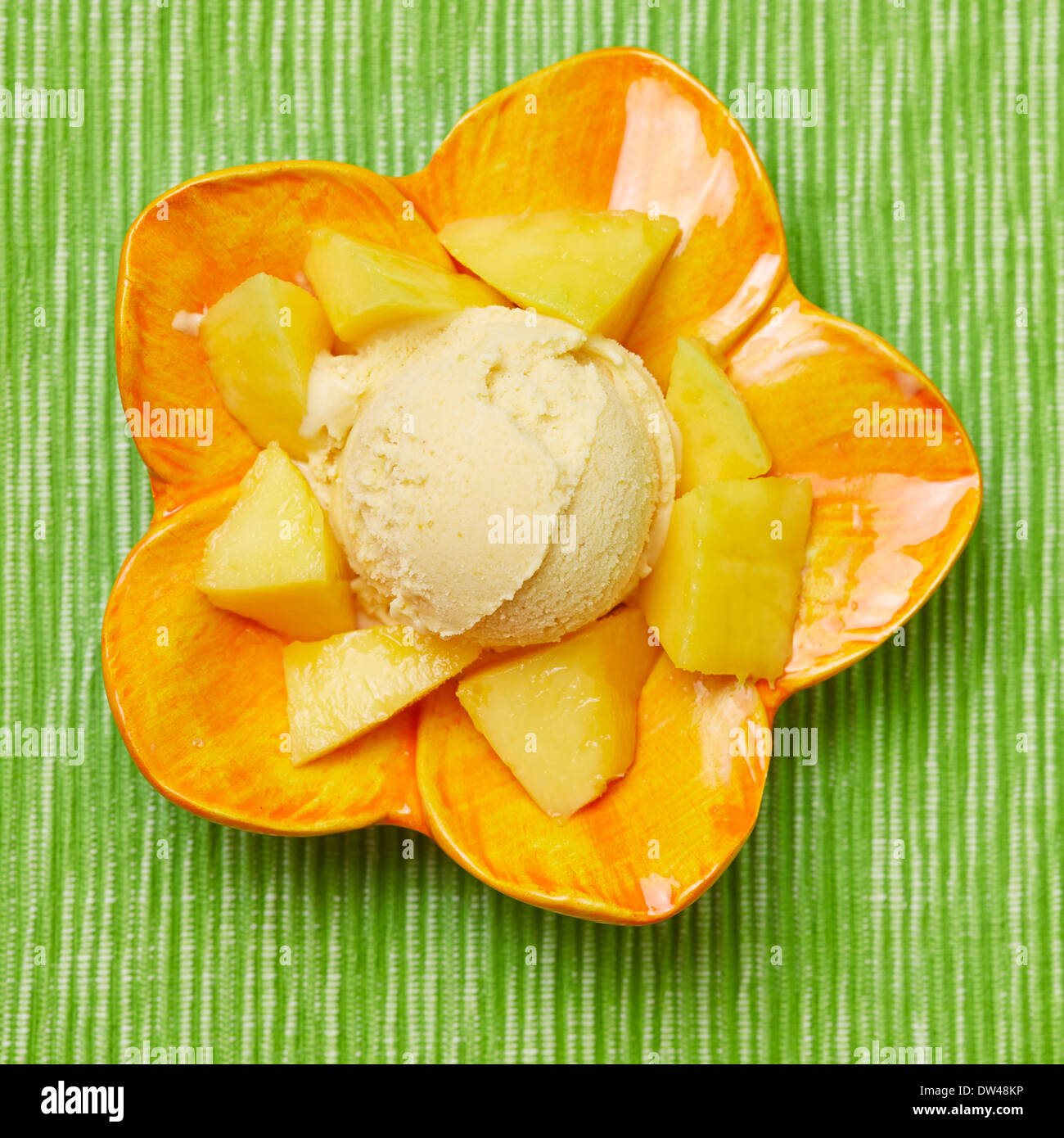 Kugel hausgemachtes Mango-Eis mit Mango Stücke von oben Stockfoto