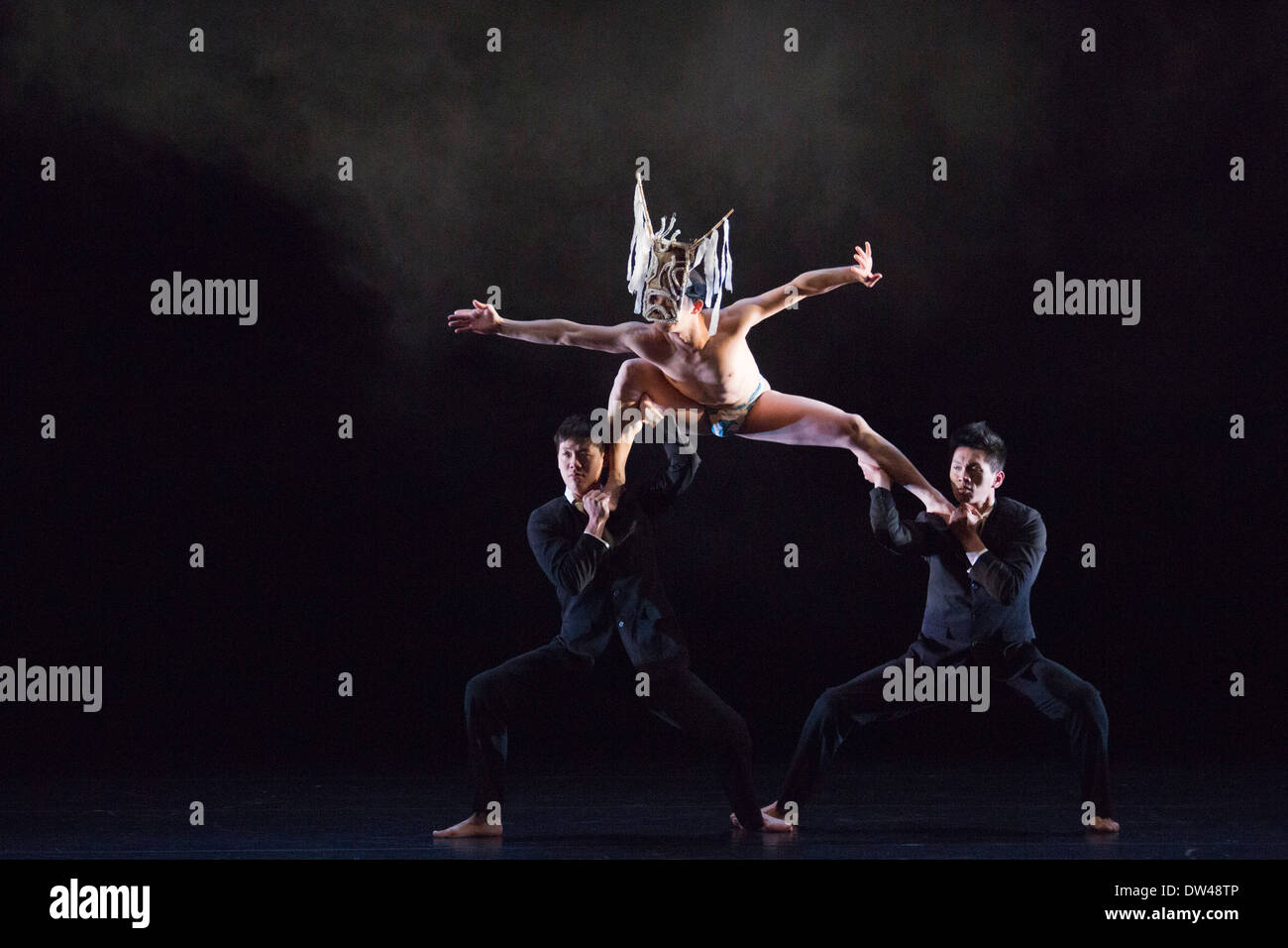 Cloud Gate Dance Theatre of Taiwan mit neun Songs Sadler es Wells, London Stockfoto