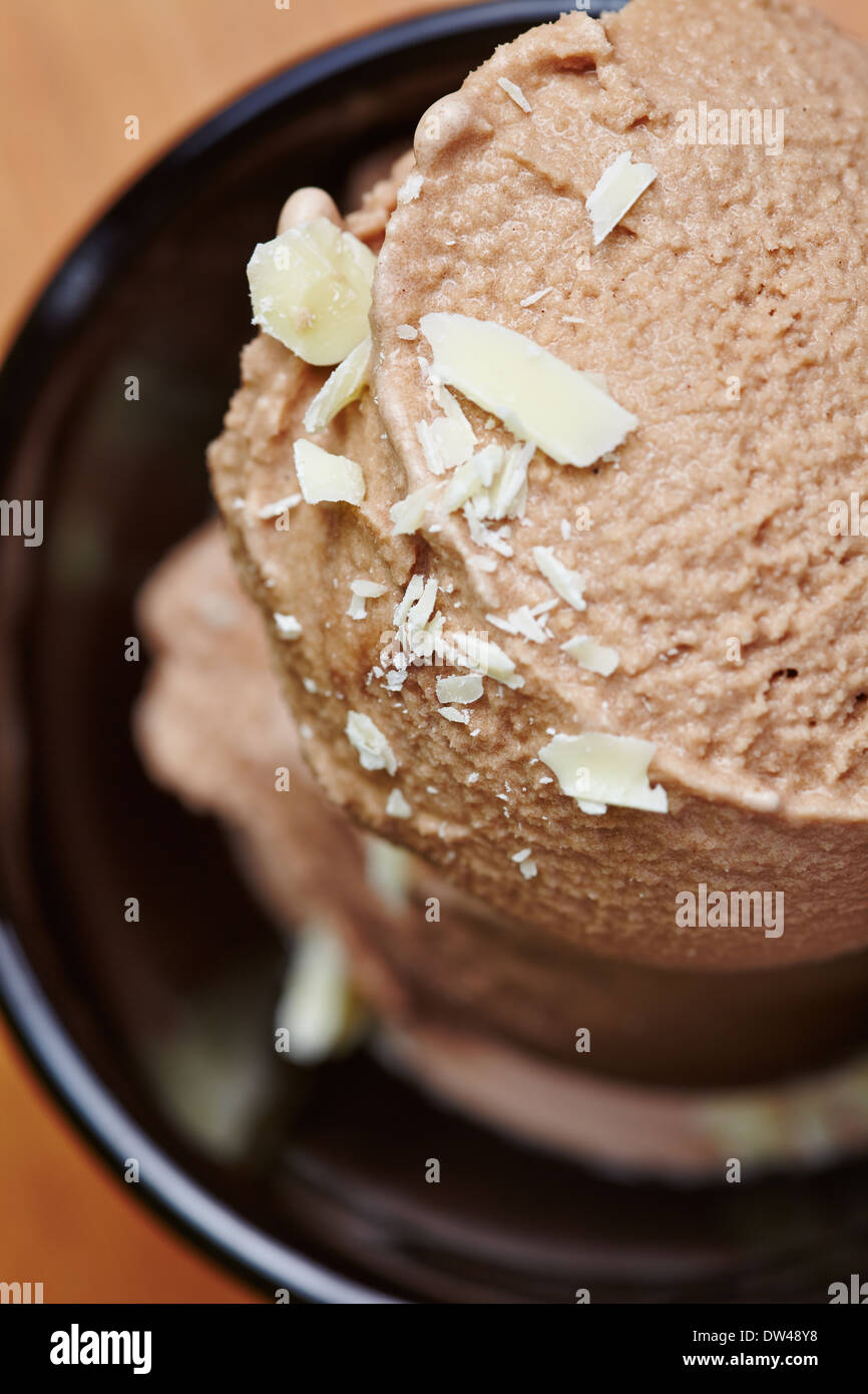 Kugel hausgemachtes Mokka-Eis mit weißer Schokolade Stockfoto