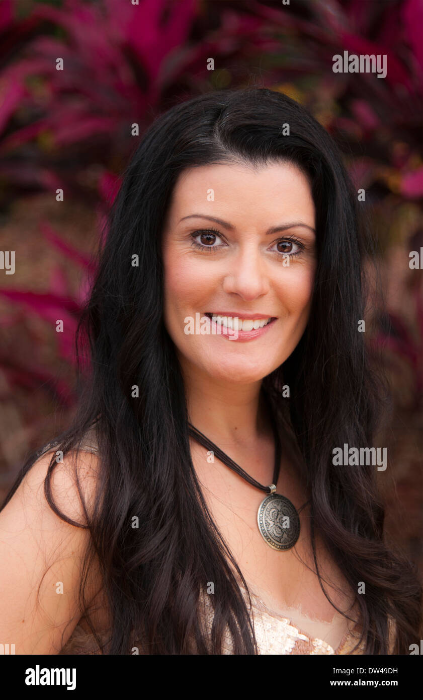 attraktive Frau in ihren 40ern Porträt und Lächeln und Energie im freien Stockfoto