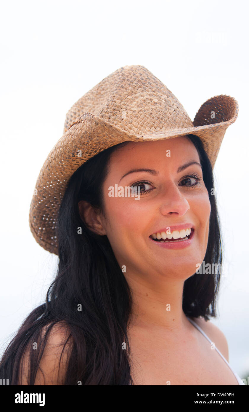 attraktive moderne Cowgirl Frau in ihren 40ern Porträt und Lächeln und Energie im Freien mit Cowboy-Hut Stockfoto