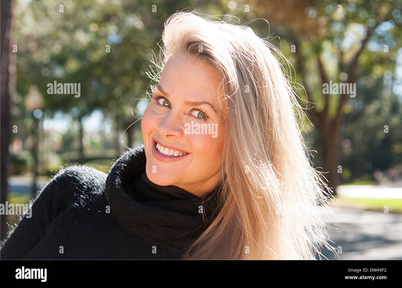 71-jährige Frau Sieht Aus Wie 20 Testimonial der junge attraktive 50-jährige Frau lächelnd im Freien