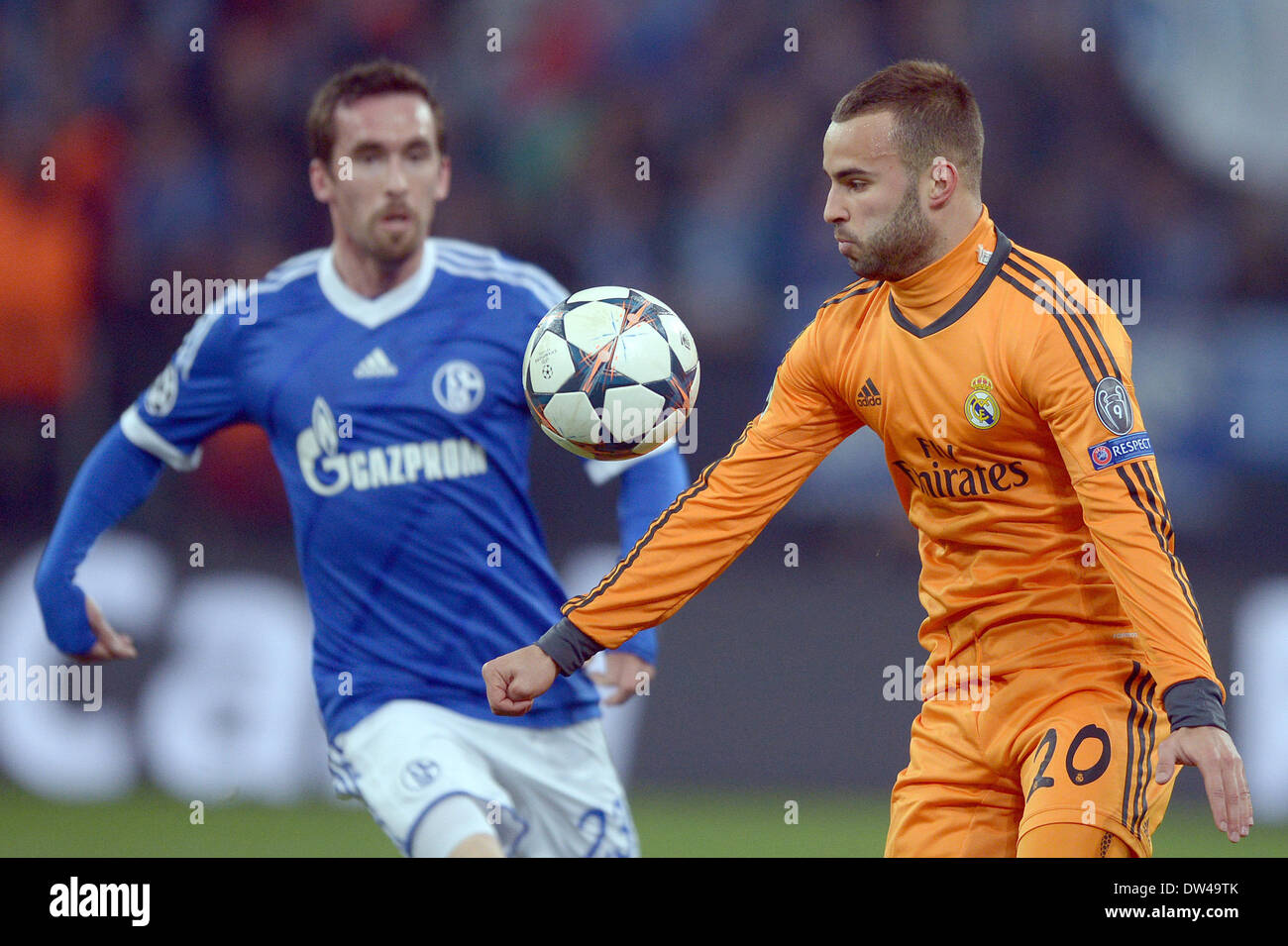 Gelsenkirchen, Deutschland. 26. Februar 2014. Madrids Jese Rodriguez (R) wetteifert um den Ball mit Schalke Christian Fuchs (L) während der Champions League von sechzehn Spiel zwischen FC Schalke 04 und Real Madrid im Stadion Gelsenkirchen in Gelsenkirchen, Deutschland, 26. Februar 2014. Foto: FEDERICO GAMBARINI/Dpa/Alamy Live News Stockfoto