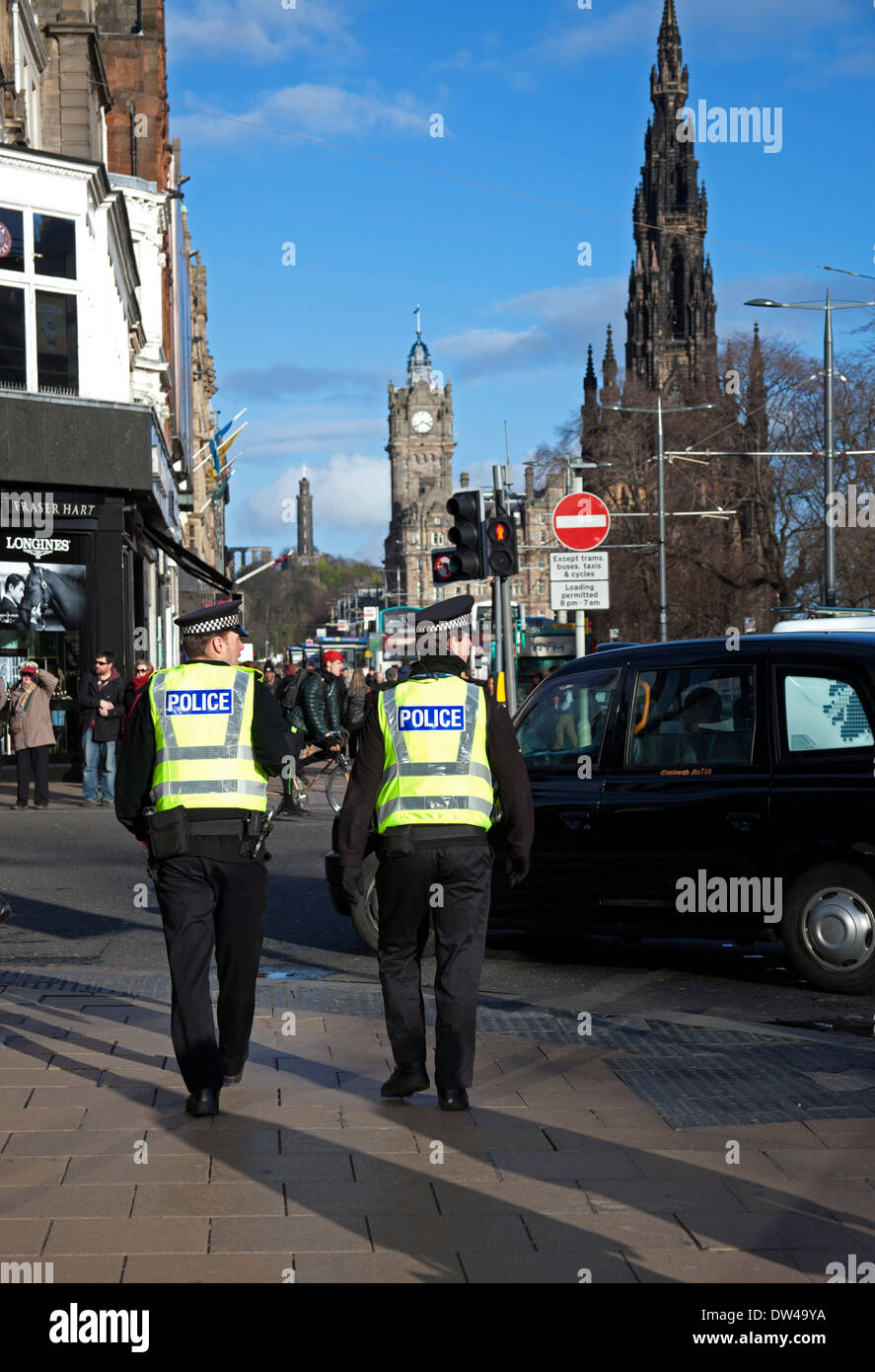 Polizisten Princes Street Edinburgh Schottland UK Stockfoto