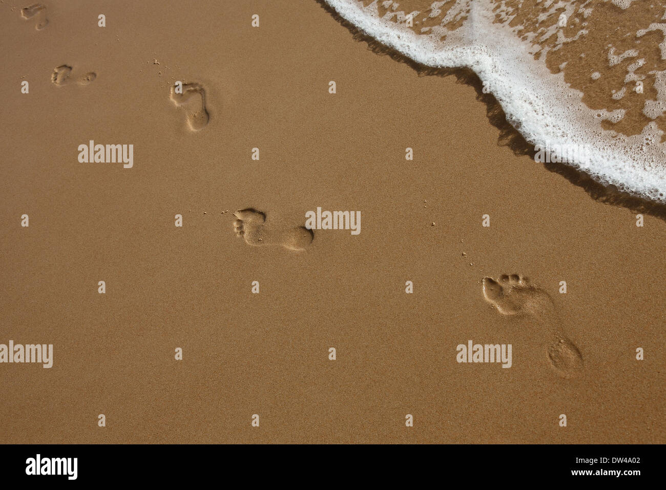 Fussspuren im Ufer gelben sand Sand Stockfoto