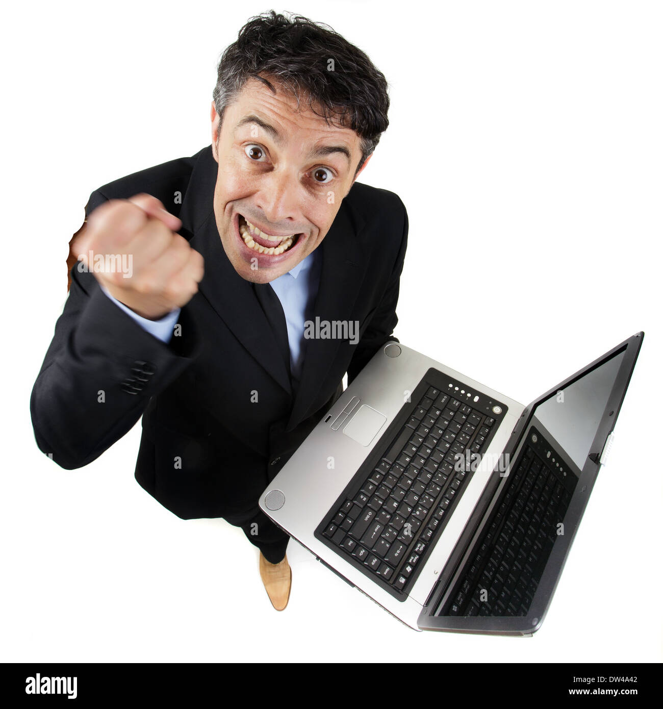 hohen Winkel in voller Länge Portrait von wütenden Geschäftsmann nach oben auf die Kamera schütteln seine Faust halten Sie einen offene laptop Stockfoto