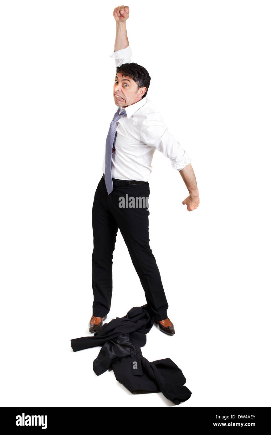 Reife Geschäftsmann seine Jacke auf dem Boden in Frustration und Wut warf und erhöhen seine Faust in die Luft heraus Stockfoto