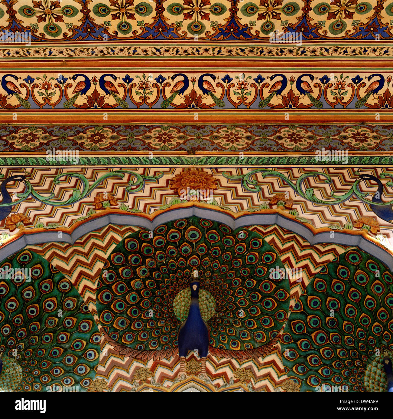 Das Peacock-Tor im Pitam Niwas Chowk Innenhof in der Stadt Palastkomplex in rosa Stadt Jaipur Rajasthan in Indien in Südasien. Reisen Stockfoto