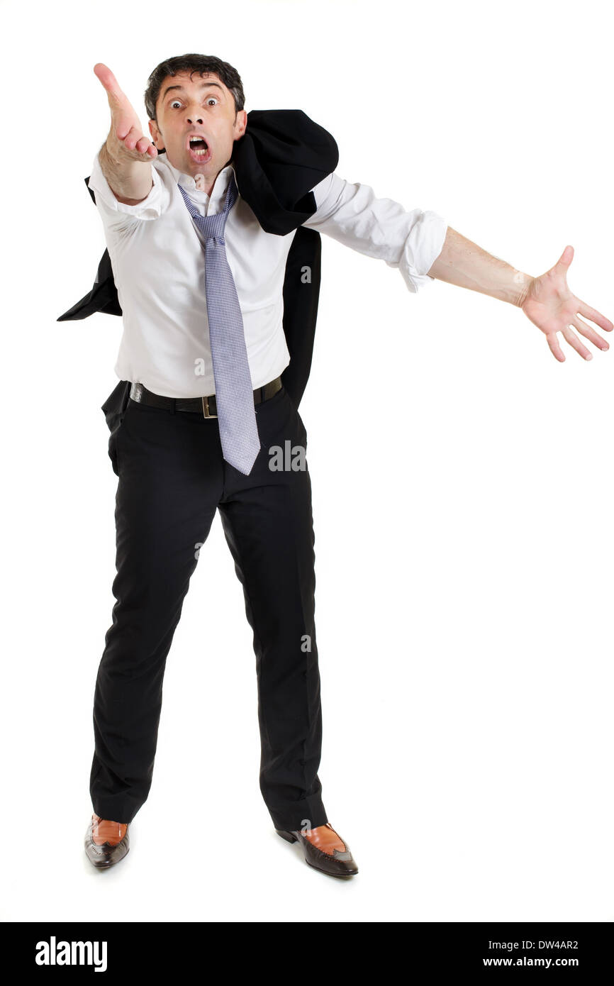 Emotionale Geschäftsmann mit seinem Jackett geschlungen über seine Schulter Schriftsatz seiner Sache gestikuliert mit beiden Händen, in voller Länge Stockfoto