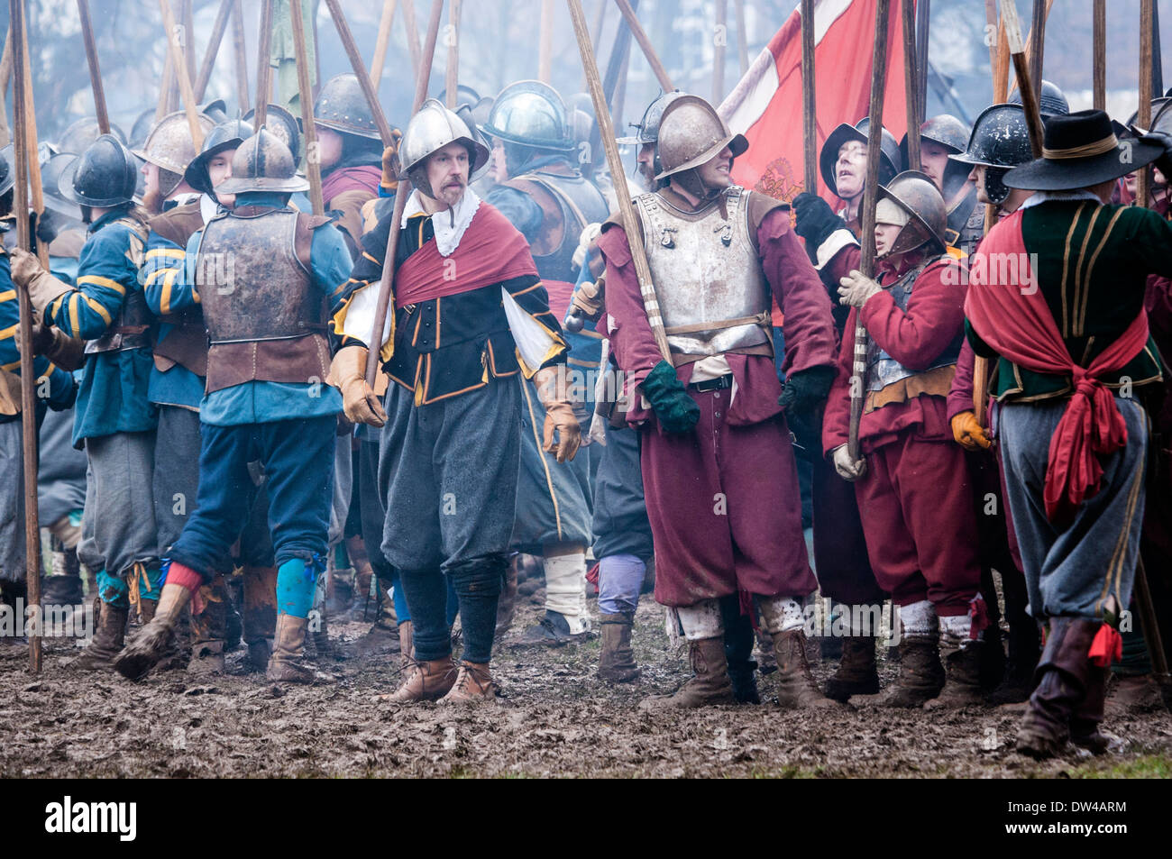 Mitglieder des Sealed Knot während der Re-Inszenierung der Schlacht von Nantwich (Cheshire) auf "Holly heiligen Tag", Januar 2014. Stockfoto