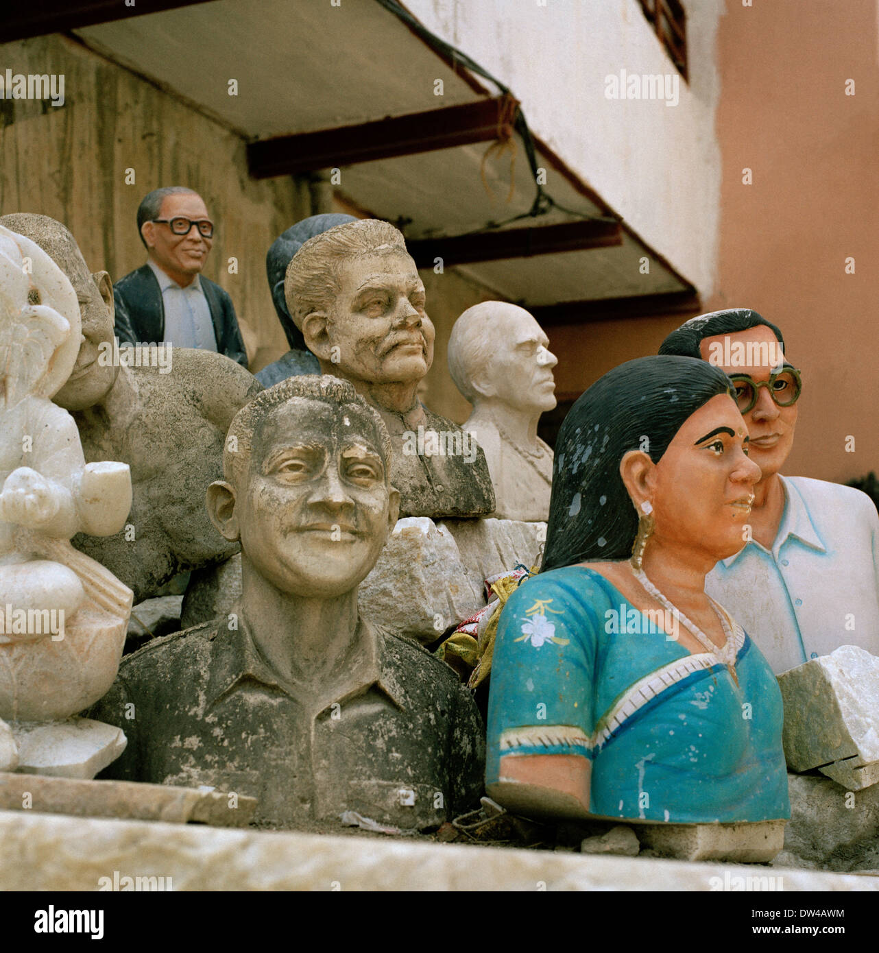 Jaipur in Rajasthan in Indien in Südasien. Reisen Sie Kunst Menschen Kopf Köpfe surreale surrealistische Surrealismus Bizarre indischen Handwerk Steinmetz Stockfoto