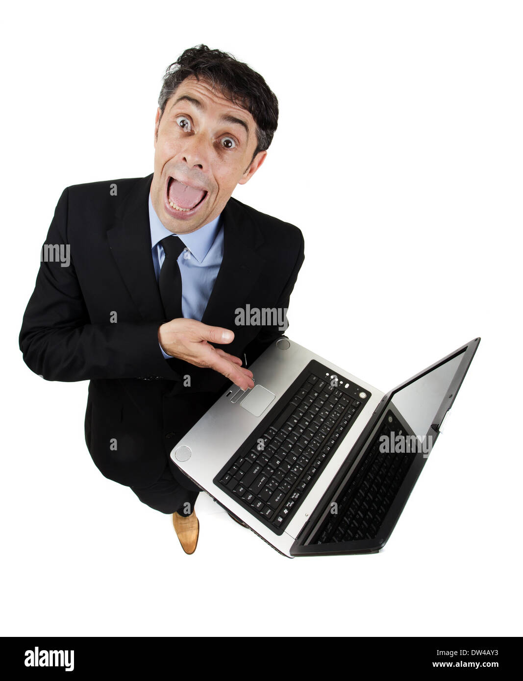 Überzeugende geschwätzig Geschäftsmann auf seinen Computer mit seiner Hand zeigen, wie er erklärt und schmeichelt, versuchen, den Streit zu entscheiden Stockfoto