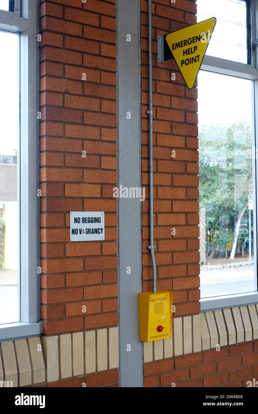 ein Help-Point neben einen Hinweis erhalten, kein betteln ohne Landstreicherei am Pool Wiese öffentlichen Bus station Coventry England uk Stockfoto