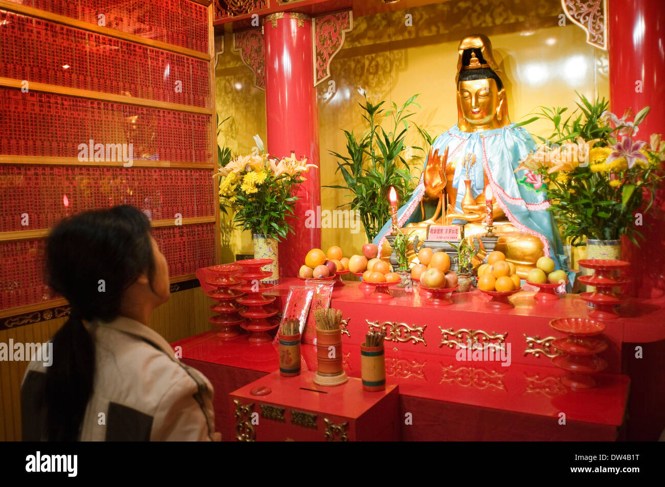 Altar in buddhistischen Tempel in New Yorks Chinatown, Amitabha buddhistische Gesellschaft U. s.a. "Tak Tempel von New York gesungen". Stockfoto