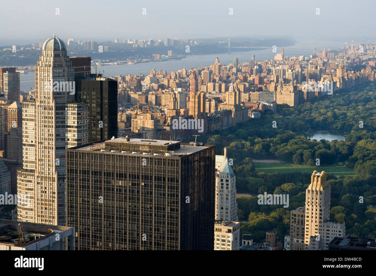 Luftaufnahmen des Central Park und dem Hudson River Park, neben der Wolkenkratzer, die es umgeben. Stockfoto