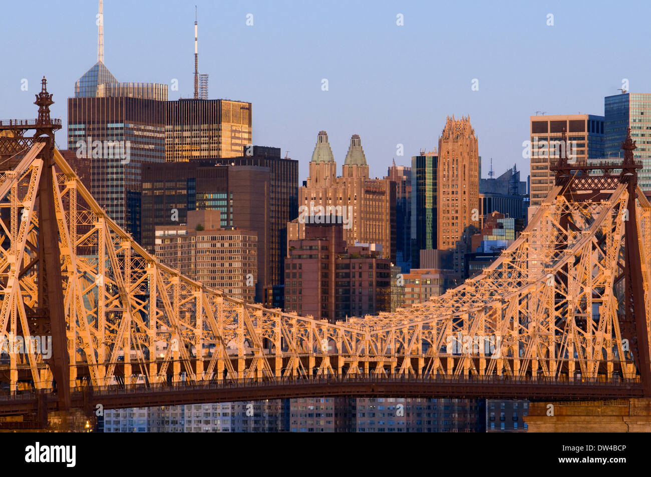 USA, New York, Queensboro Bridge, die Skyline von Manhattan aus Queens - beleuchtet im Morgengrauen betrachtet. Blick auf die Queensboro Bridge Stockfoto