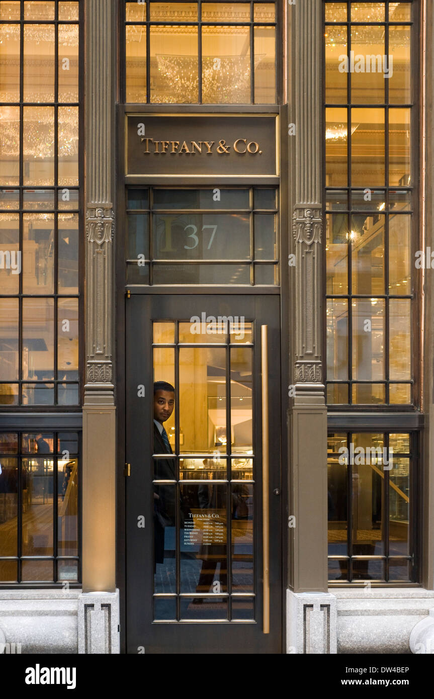 USA New York City Tiffany und Firmengebäude Shoppen auf der Fifth Avenue.  Tiffany & Co. ist befindet sich nur wenige Meter von der Börse  Stockfotografie - Alamy