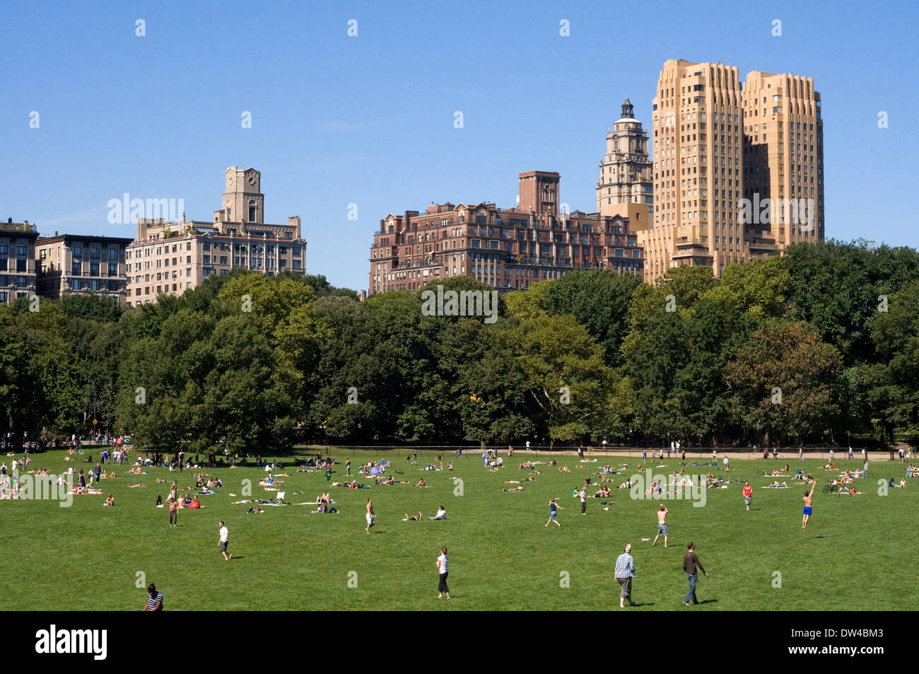 Park vor Wolkenkratzer, der Dakota, Central Park West, Manhattan, New York City, New York State, USA. Central Park. Stockfoto